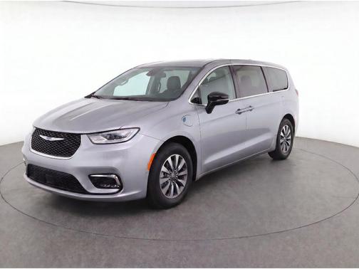 Silver Mist Clearcoat 2024 Chrysler Pacifica Hybrid Select