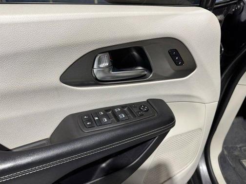 2021 Chrysler Pacifica Touring-L