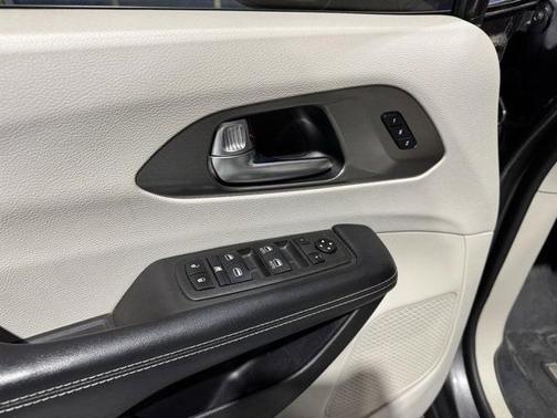 2021 Chrysler Pacifica Touring-L