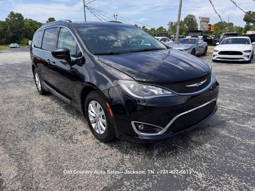 Brilliant Black Crystal Pearlcoat 2019 Chrysler Pacifica Touring L