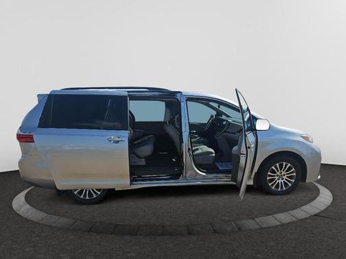 2020 Toyota Sienna XLE
