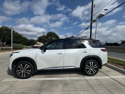 Everest White Pearl Tricoat/Super Black 2025 Nissan Pathfinder Platinum FWD