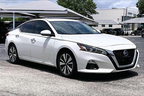 Pearl White Tricoat 2020 Nissan Altima 2.5 SL