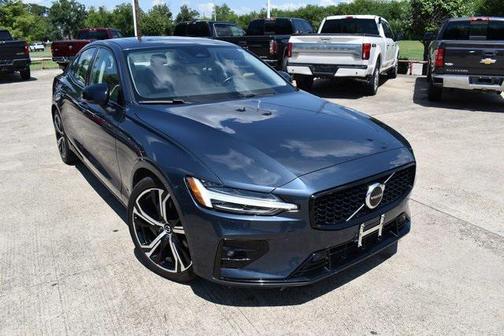 2024 Volvo S60 B5 Core Dark Theme