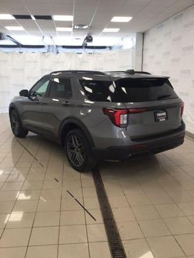 Carbonized Gray Metallic 2025 Ford Explorer ST-Line