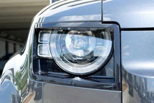 2023 Land Rover Defender SE