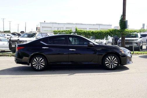 Black 2024 Nissan Altima 2.5 SV