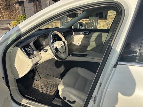 2023 Volvo XC60 B5 Plus Bright Theme