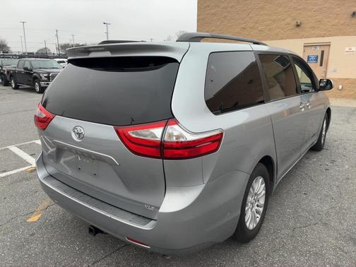 2017 Toyota Sienna XLE