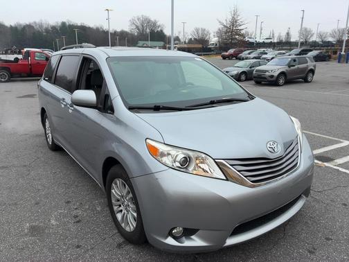 2017 Toyota Sienna XLE