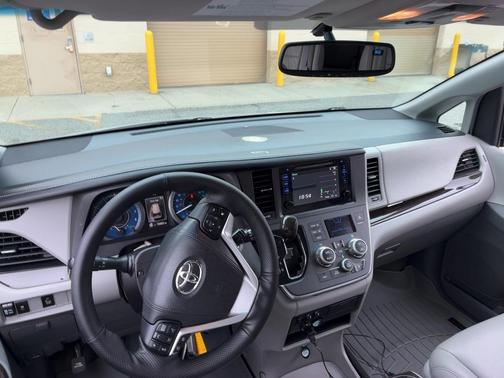 2017 Toyota Sienna XLE