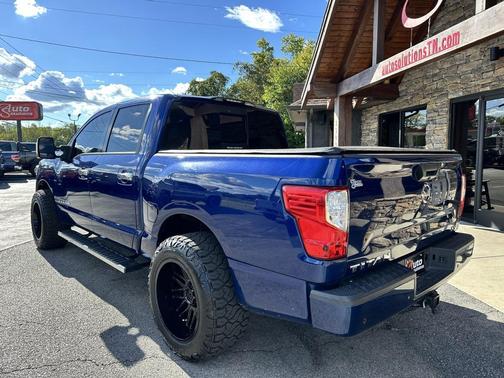 2021 Nissan Titan SV