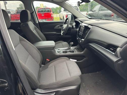 Mosaic Black Metallic 2020 Chevrolet Traverse LS