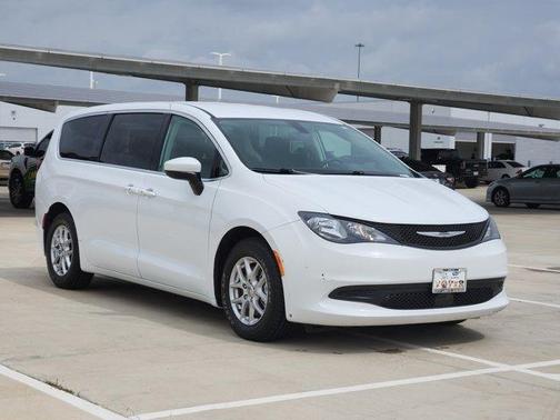 2022 Chrysler Voyager LX