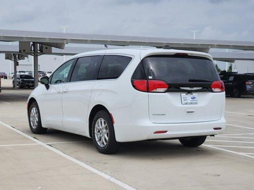 2022 Chrysler Voyager LX