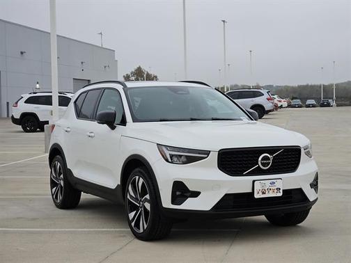 2024 Volvo XC40 B5 Plus Dark Theme