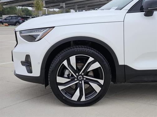 2024 Volvo XC40 B5 Plus Dark Theme