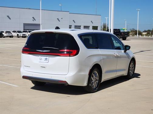 2024 Chrysler Pacifica Touring-L