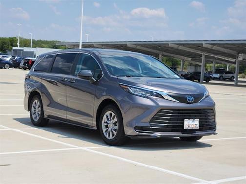2023 Toyota Sienna LE