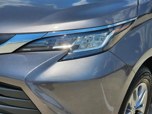 2023 Toyota Sienna LE