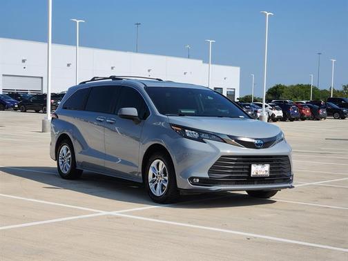 2022 Toyota Sienna XLE Woodland Edition
