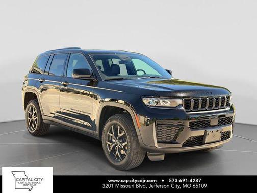 Diamond Black Crystal Pearlcoat 2026 Jeep Grand Cherokee Altitude