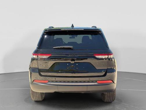 Diamond Black Crystal Pearlcoat 2026 Jeep Grand Cherokee Altitude