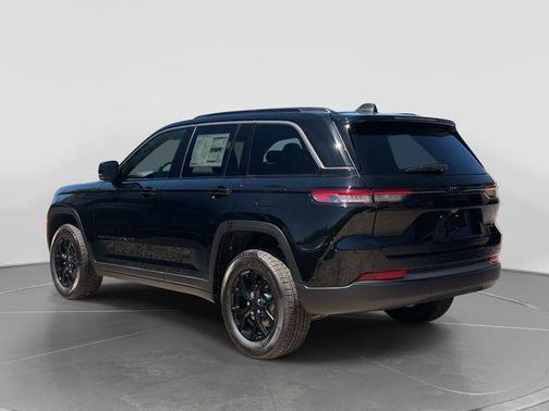 Diamond Black Crystal Pearlcoat 2026 Jeep Grand Cherokee Altitude