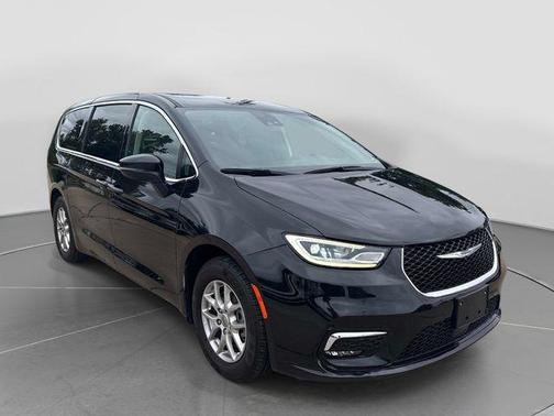 Brilliant Black Crystal Pearlcoat 2023 Chrysler Pacifica Touring L