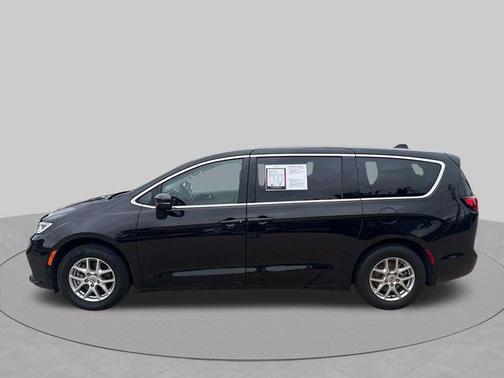 Brilliant Black Crystal Pearlcoat 2023 Chrysler Pacifica Touring L