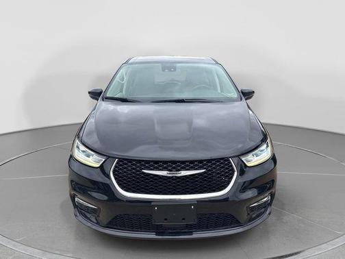 Brilliant Black Crystal Pearlcoat 2023 Chrysler Pacifica Touring L