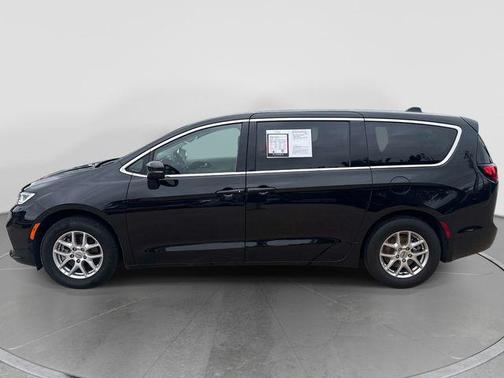 Brilliant Black Crystal Pearlcoat 2023 Chrysler Pacifica Touring L