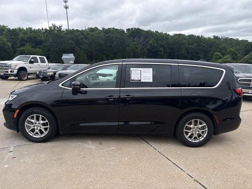 Brilliant Black Crystal Pearlcoat 2023 Chrysler Pacifica Touring L