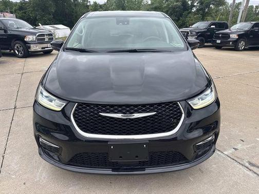 Brilliant Black Crystal Pearlcoat 2023 Chrysler Pacifica Touring L