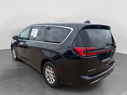 Brilliant Black Crystal Pearlcoat 2023 Chrysler Pacifica Touring L