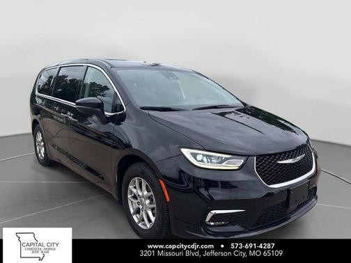 Brilliant Black Crystal Pearlcoat 2023 Chrysler Pacifica Touring L