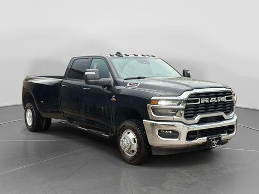 Diamond Black Crystal Pearlcoat 2026 RAM 3500 Tradesman Crew Cab 4x4 8' Box