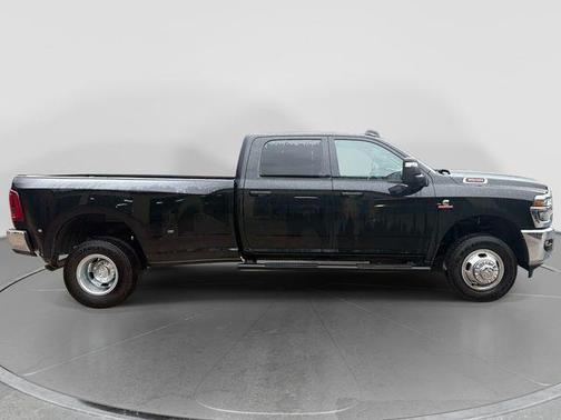 Diamond Black Crystal Pearlcoat 2026 RAM 3500 Tradesman Crew Cab 4x4 8' Box