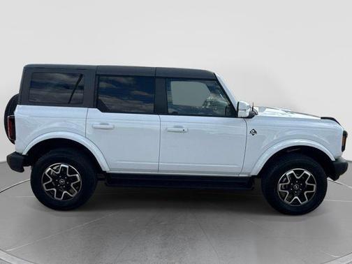 Oxford White 2025 Ford Bronco Outer Banks