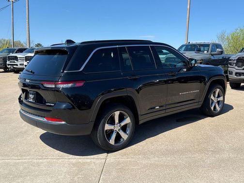 Diamond Black Crystal Pearlcoat 2025 Jeep Grand Cherokee Limited