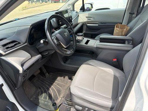 Pearl 2022 Toyota Sienna XLE