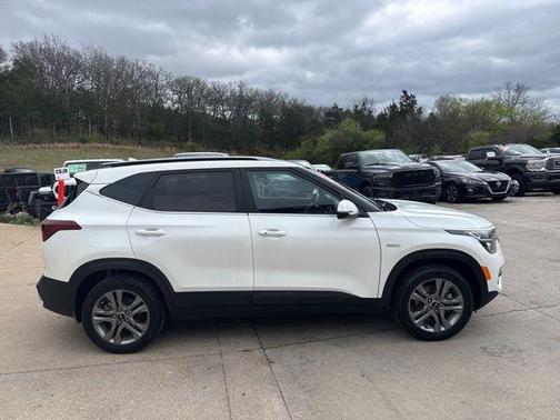 Snow White Pearl 2023 Kia Seltos S