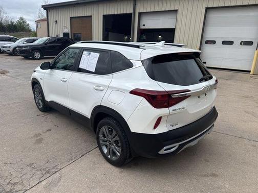 Snow White Pearl 2023 Kia Seltos S