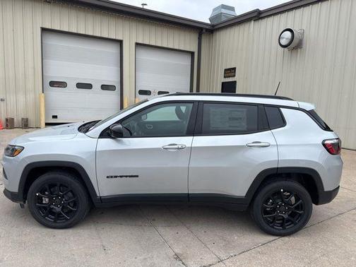 Silver Zynith Metallic Clearcoat 2026 Jeep Compass Latitude