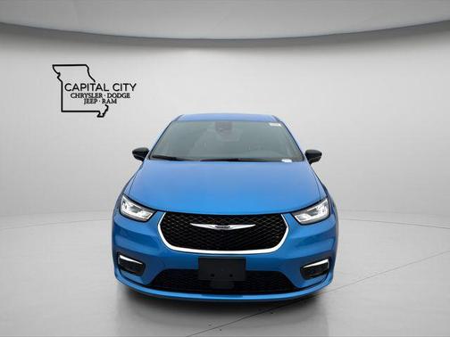 Hydro Blue Pearlcoat 2026 Chrysler Pacifica L