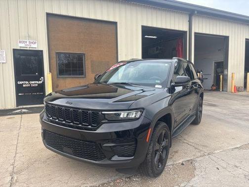 Diamond Black Crystal Pearlcoat 2024 Jeep Grand Cherokee Altitude