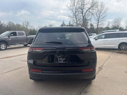Diamond Black Crystal Pearlcoat 2024 Jeep Grand Cherokee Altitude
