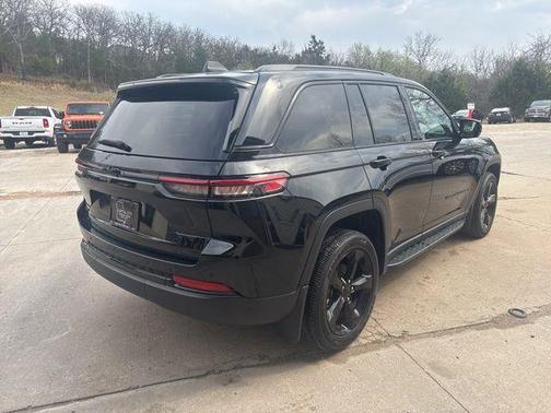 Diamond Black Crystal Pearlcoat 2024 Jeep Grand Cherokee Altitude