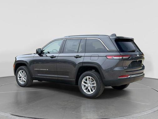 Baltic Gray Metallic Clearcoat 2026 Jeep Grand Cherokee Laredo