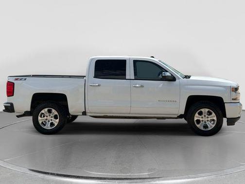 Summit White 2017 Chevrolet Silverado 1500 2LT
